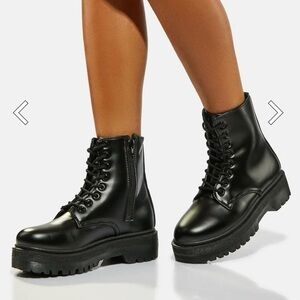 Qupid Women's Chunky Lace Up Combat Black Leather Boots Size 8 NWT